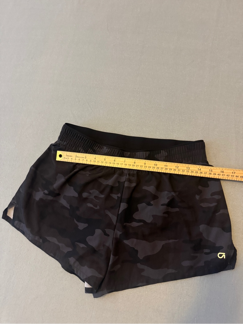 GAP Women's Black/ Gray Camouflage Athletic Shorts Size Medium - Picture 6 of 6